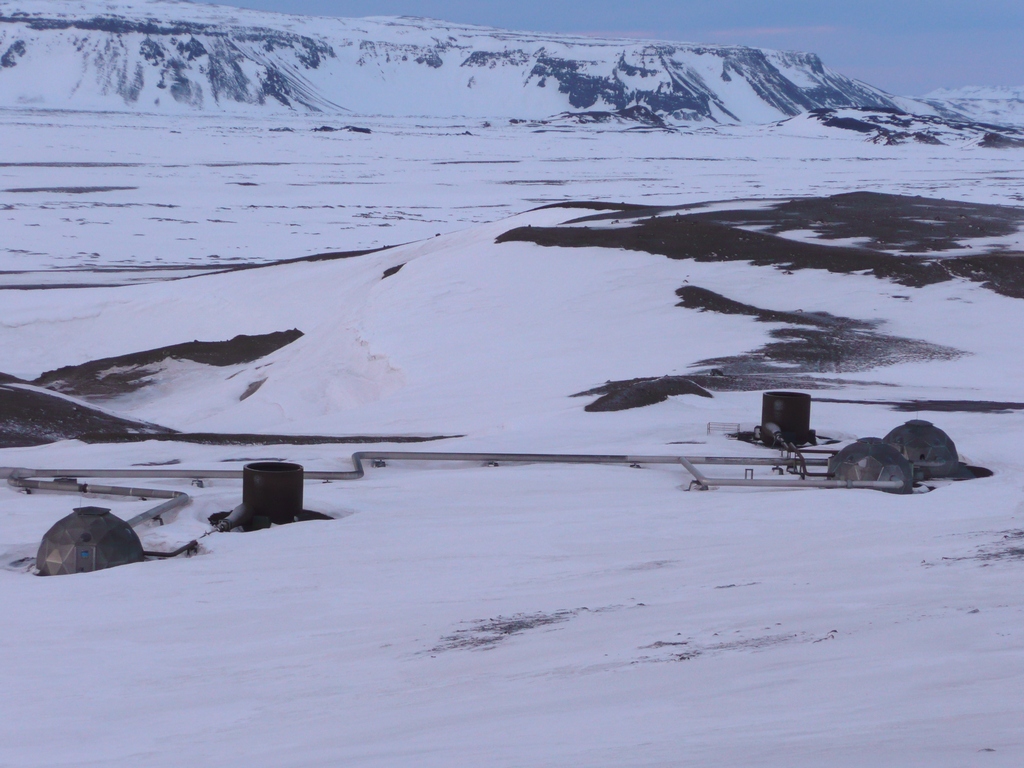 éruptions volcaniques en Islande : des puits de forage de la centrale géothermique de Krafla