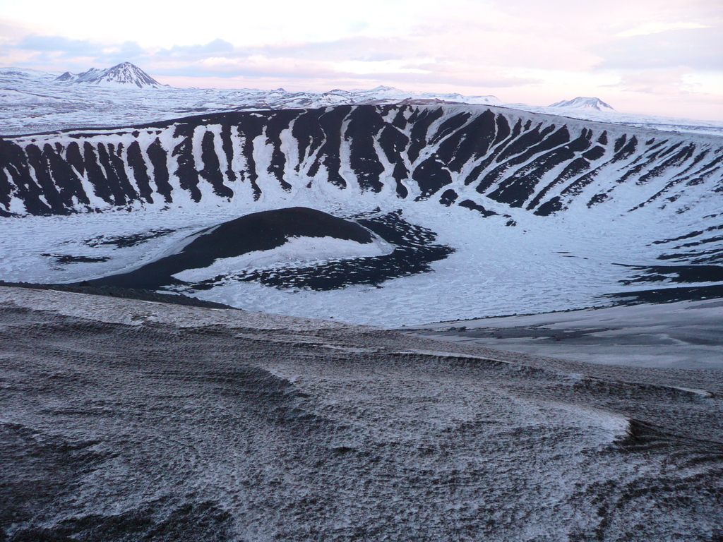 Paysages islandais : cratère du volcan Hverfjall, terrain de jeu de la Nasa !