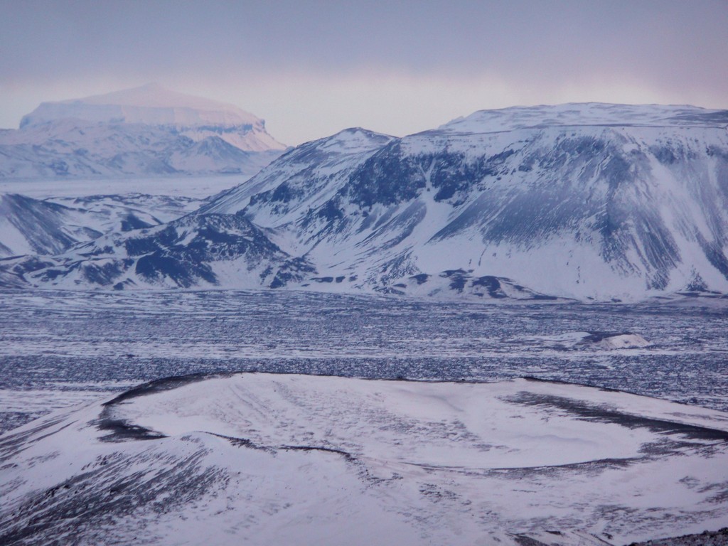 éruptions volcaniques en Islande : les alentours du lac Mývatn, cratères, pseudos cratères, coulées de lave