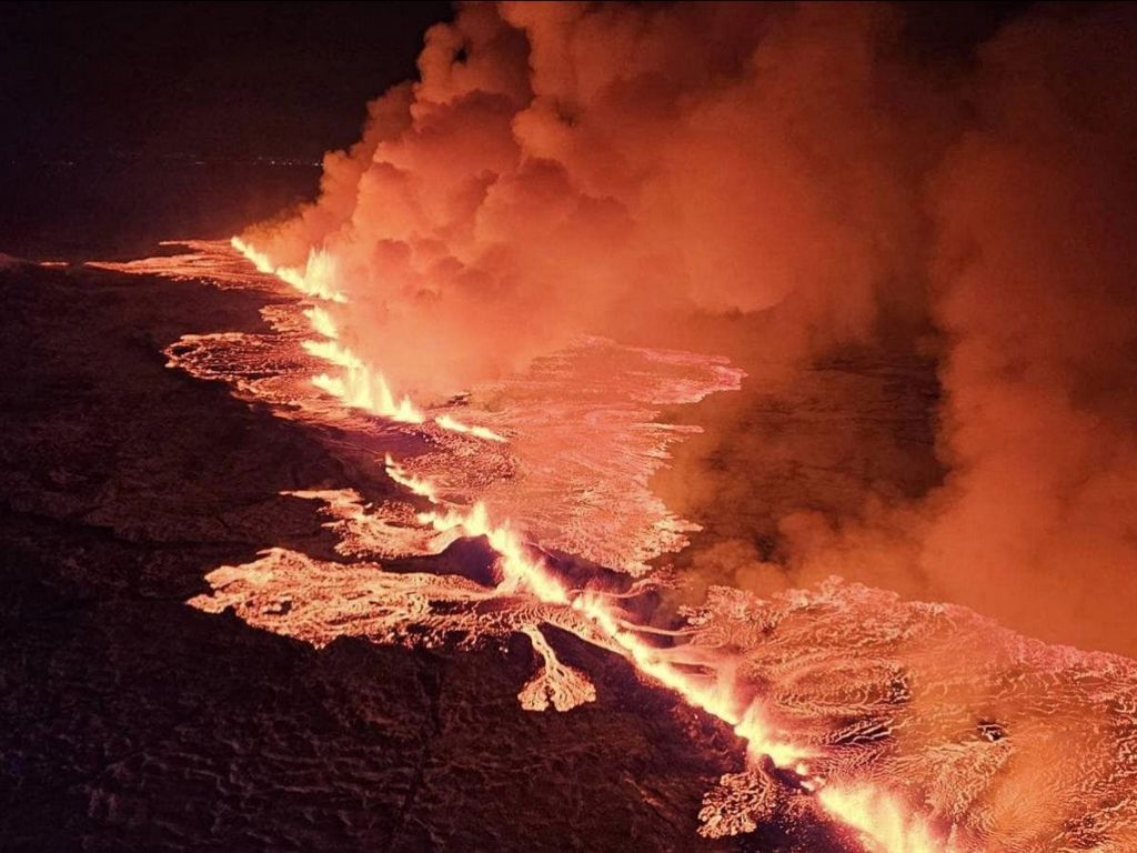 éruptions volcaniques en Islande : janvier 2024, éruption au Nord de Grindavík