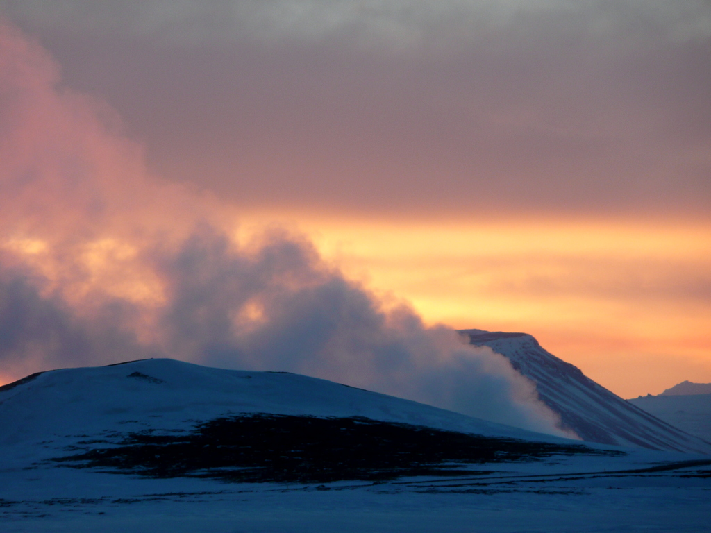 éruptions volcaniques en Islande : la zone de Krafla fume encore et l'odeur de soufre est omniprésente !