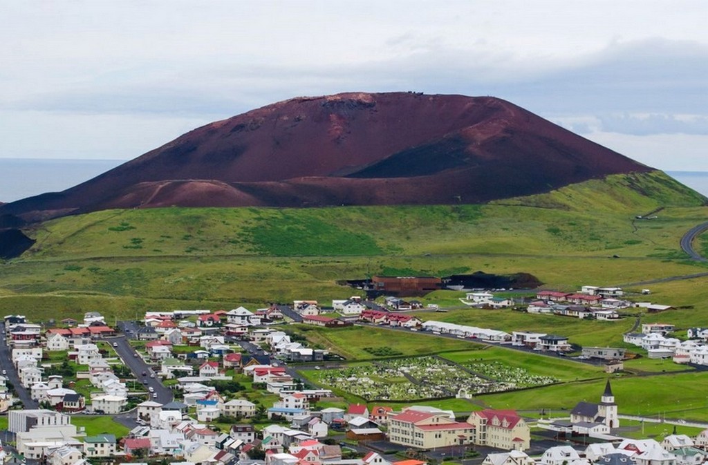 éruptions volcaniques en Islande : le volcan Eldfell sur l'île d'Heimaey