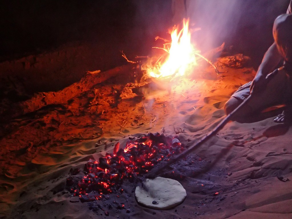 Gastronomie marocaine : cuisson du pain dans le désert