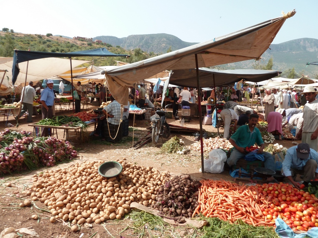 Gastronomie marocaine : un marché aux légumes dans l'Atlas