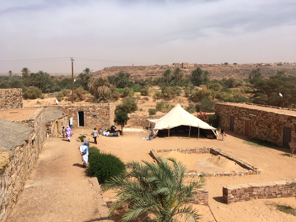 Voyage dans le désert en Mauritanie : une khaïma traditionnelle au pied du ksar de Ouadane