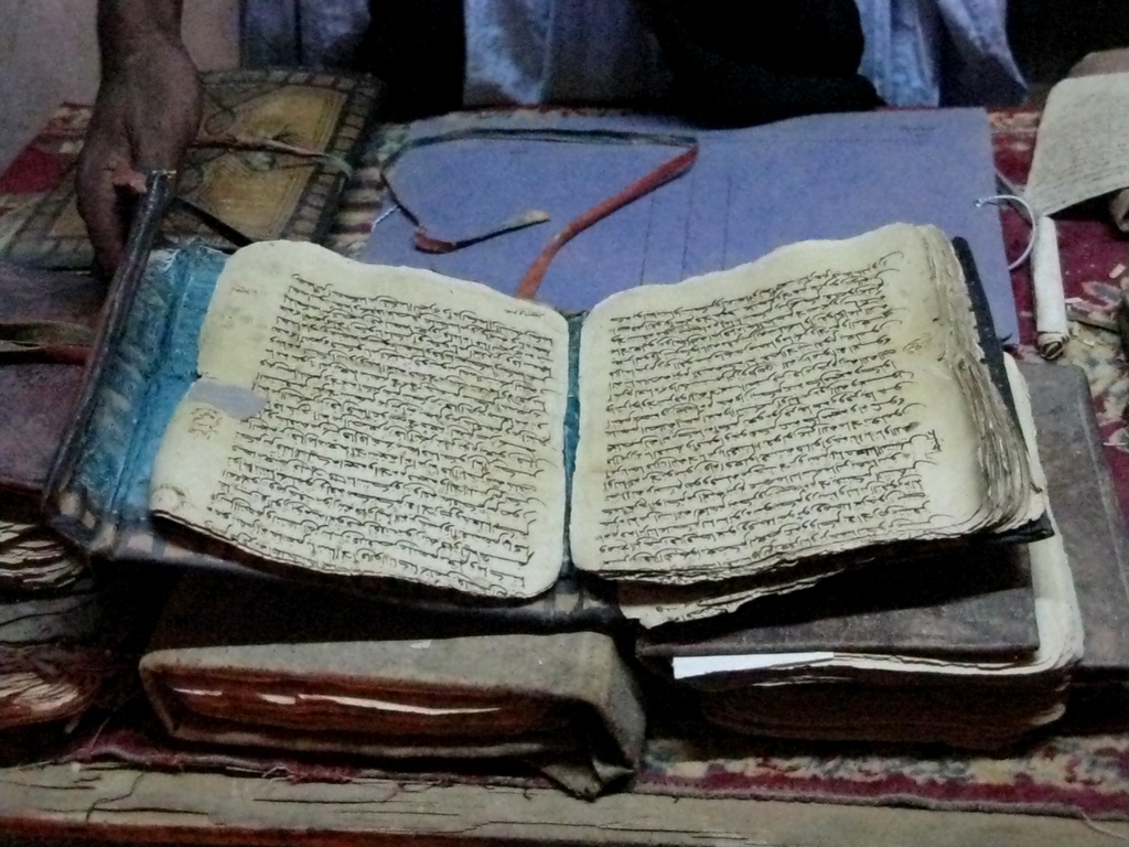 Voyage dans le désert en Mauritanie : un manuscrit en parchemin conservé dans l'une des bibliothèques