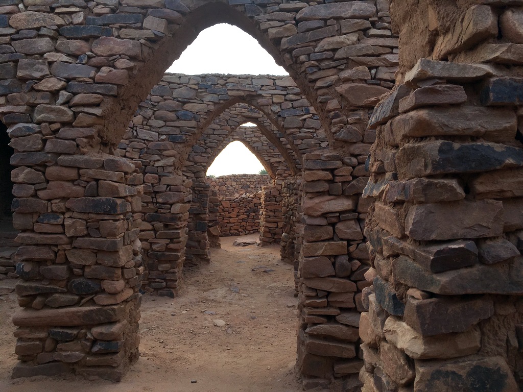 Voyage dans le désert en Mauritanie : dans les ruelles de l'ancienne cité caravanière de Ouadane