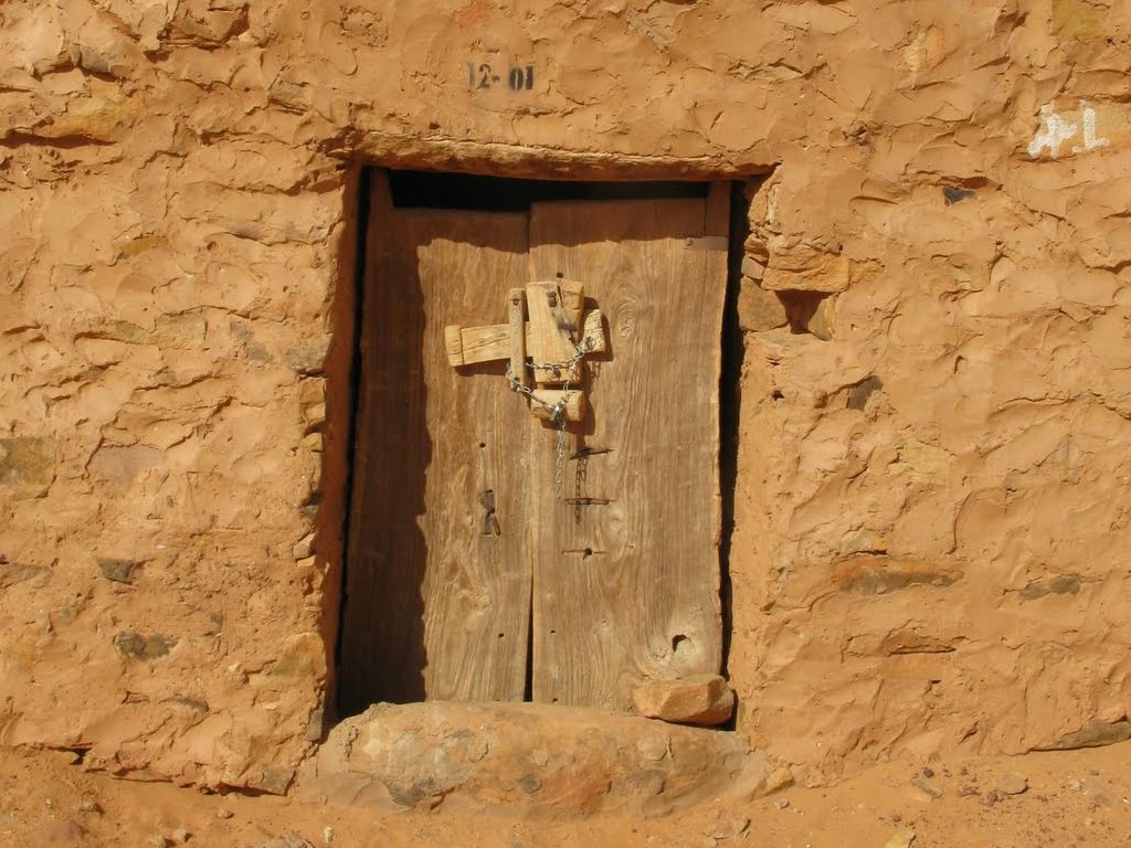 Voyage dans le désert en Mauritanie : la porte d'une bibliothèque dans l'ancienne ville de Chinguetti