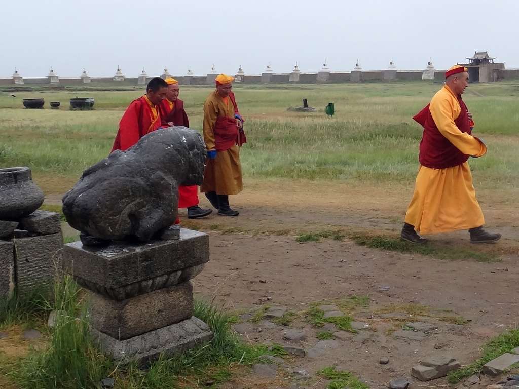 Religions en Mongolie : moines bouddhistes à Erdene Zuu