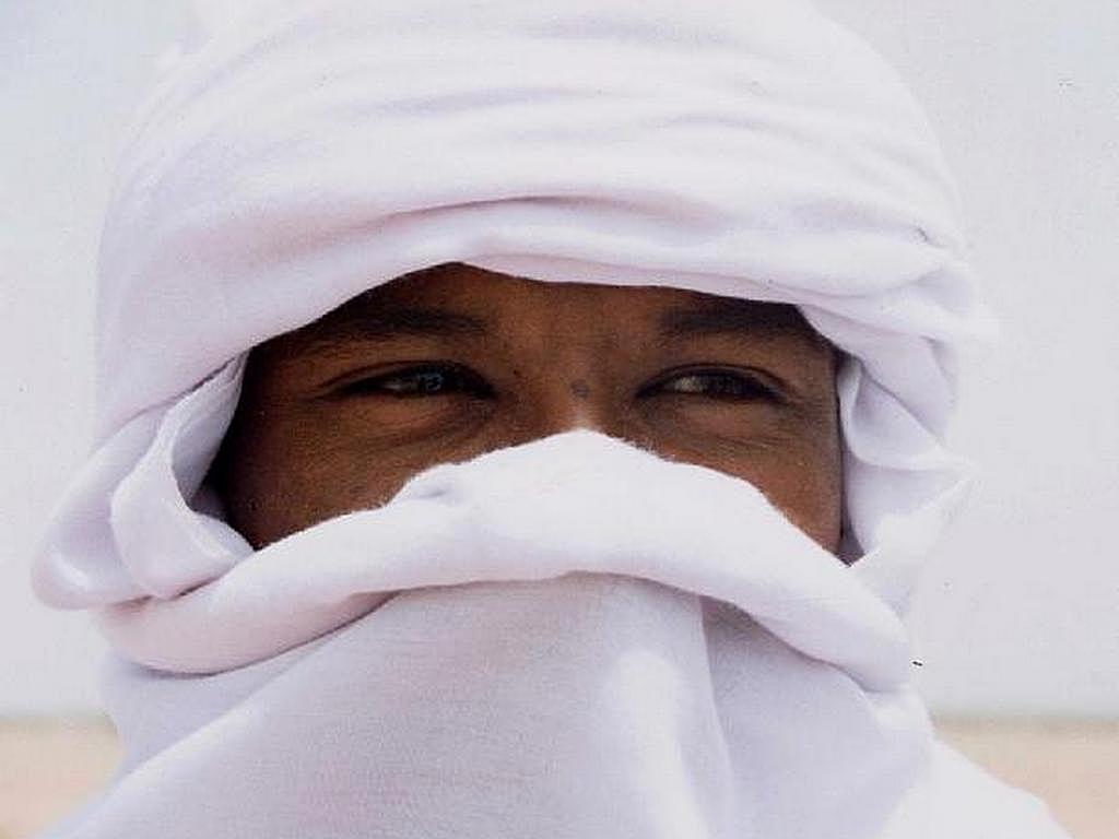 ulture touarègue : un jeune Touareg portant un tagelmoust blanc  (très long chèche), en signe de respect