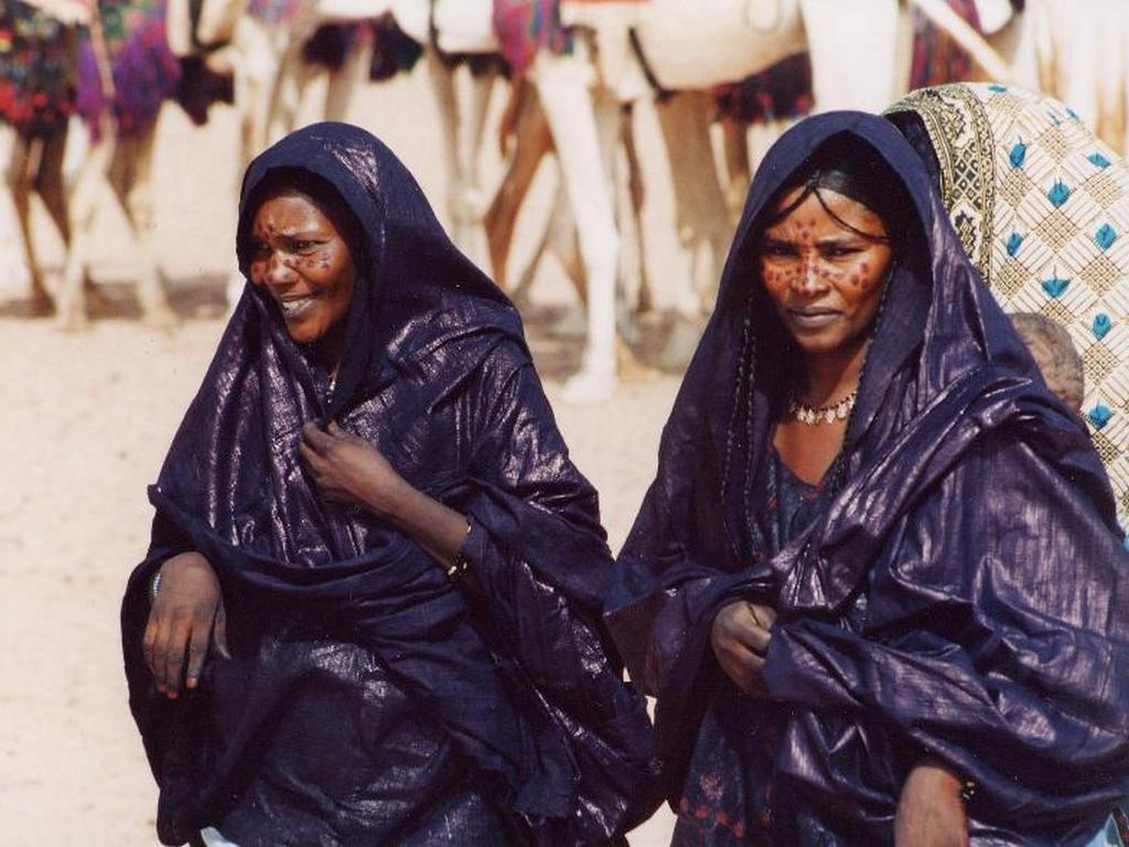 culture touarègue : femmes touarègues lors de la fête de la Cure salée à Ingall au Niger