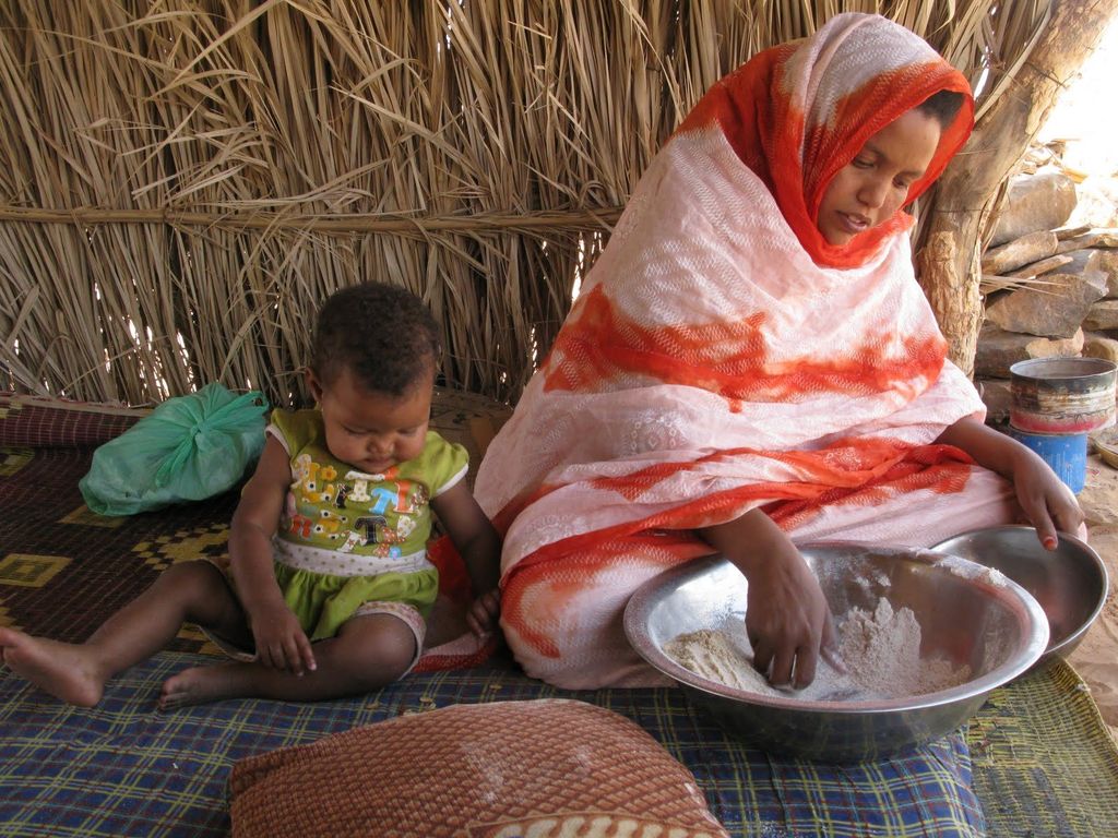 Traditions en Mauritanie : les femmes portent la melafah