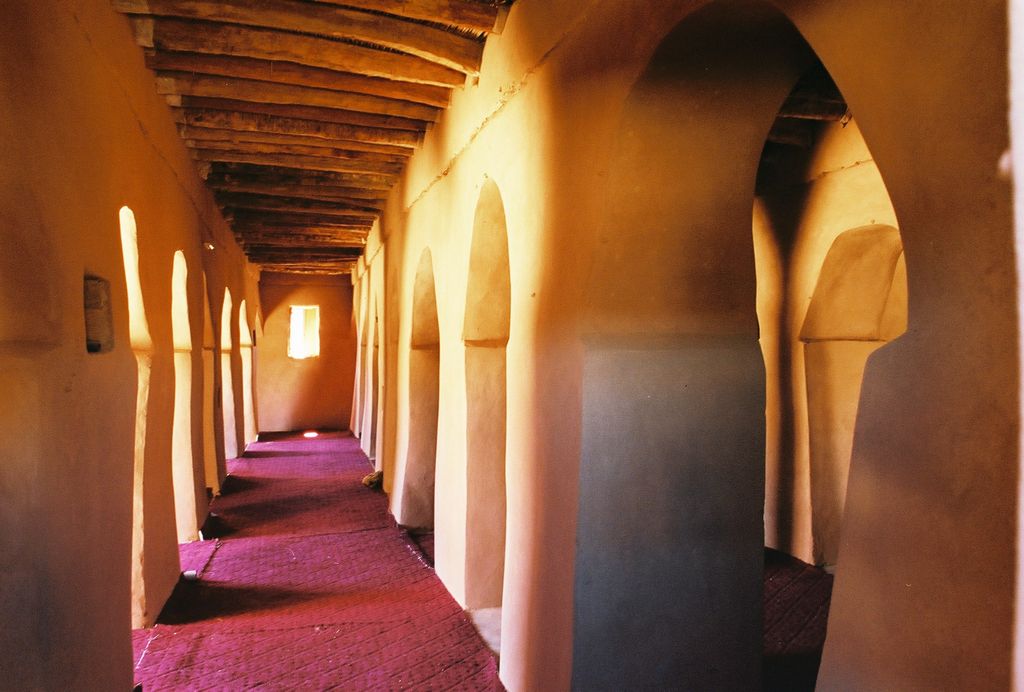 Voyage dans le désert en Mauritanie : les couloirs d'une mosquée