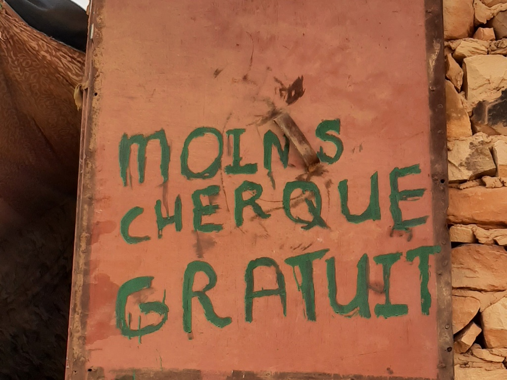 Récit de voyage dans le désert : une inscription à l’intérieur d'une porte à Chinguetti