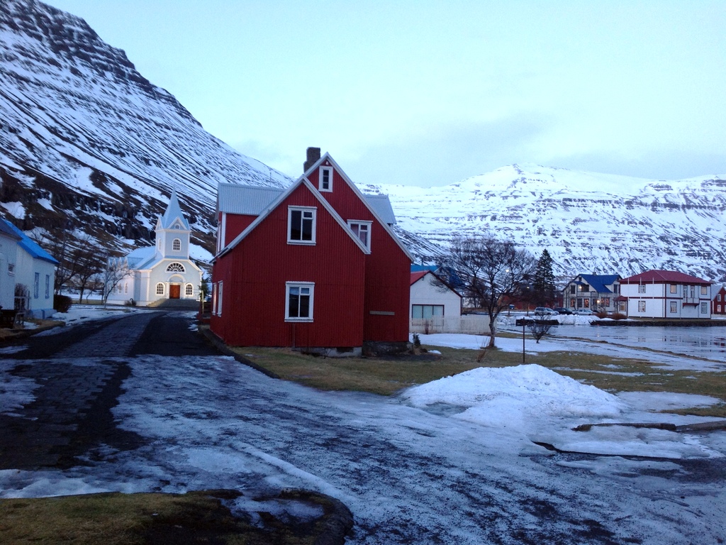 Voyage en Islande : village de Seyðisfjörður, dans les fjords de l'Est